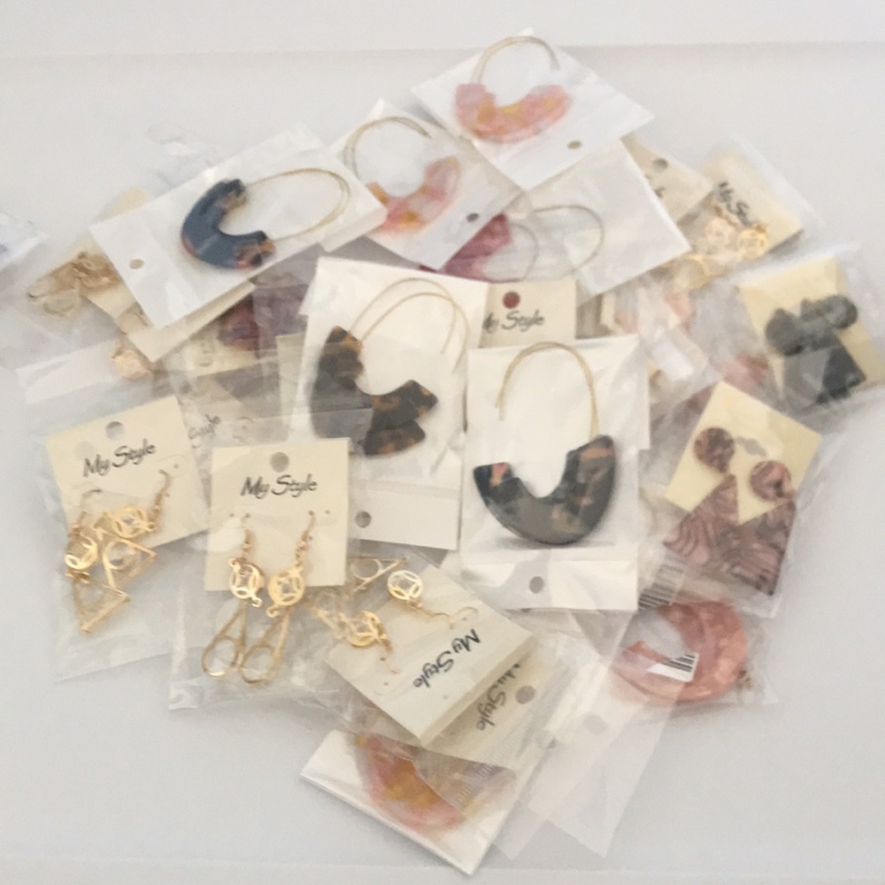FOR RETAIL- Bundle of 30 Brand New Earrings for Resale 💵